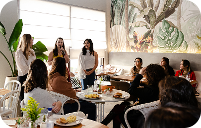 Mulheres reunidas em roda de conversa na clínica